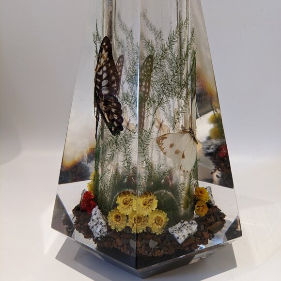 Gorgeous Vintage Large Heavy 7" Acrylic Lucite Butterflies & Greenery Vase - Picture 4 of 6